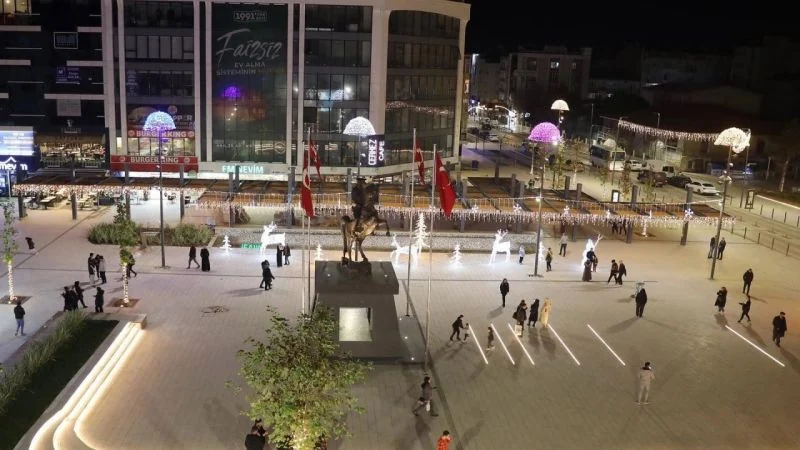Gece ışıkları altında Çerkezköy Belediye Meydanı ve Atatürk Anıtı
